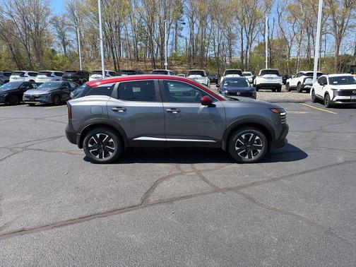 2t Gun Red Roof 2026 Nissan Kicks SV