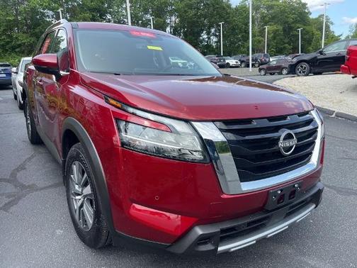 2024 Nissan Pathfinder SL