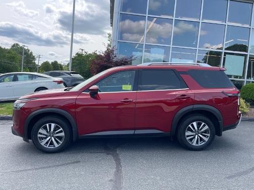 2024 Nissan Pathfinder SL