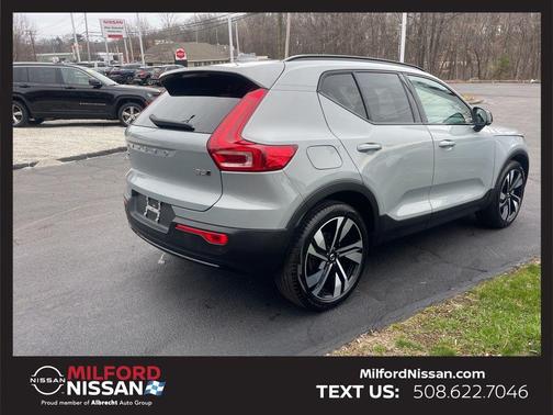 Metallic 2025 Volvo XC40 B5 Plus Dark Theme