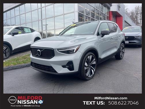 Metallic 2025 Volvo XC40 B5 Plus Dark Theme
