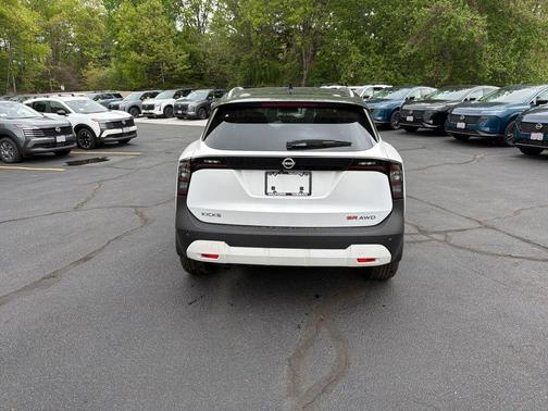 2t Wht Blk Roof 2026 Nissan Kicks SR