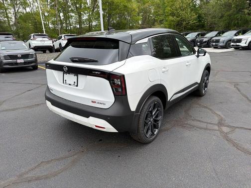 2t Wht Blk Roof 2026 Nissan Kicks SR