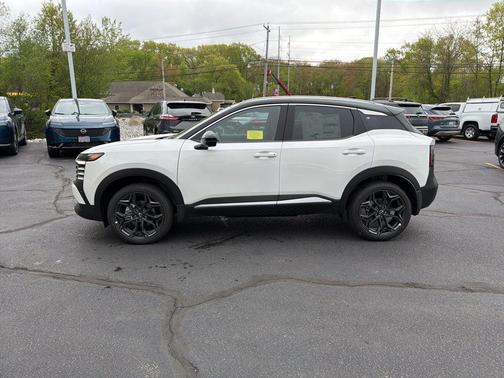 2t Wht Blk Roof 2026 Nissan Kicks SR