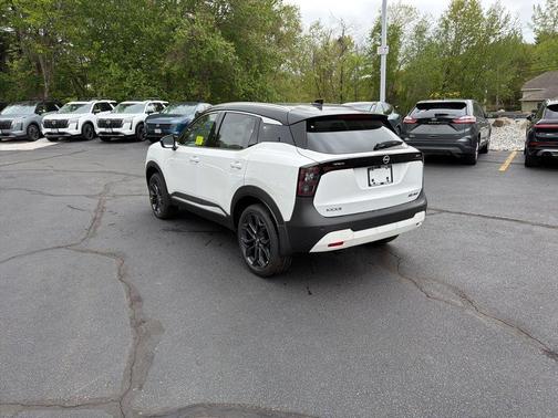 2t Wht Blk Roof 2026 Nissan Kicks SR