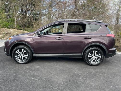 Photo 2 of 34 of 2017 Toyota RAV4 LE