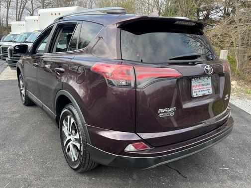 Photo 3 of 34 of 2017 Toyota RAV4 LE