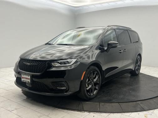 Brilliant Black Crystal Pearlcoat 2023 Chrysler Pacifica Touring L
