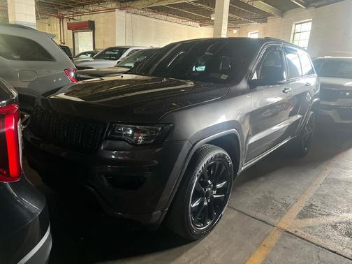 Granite Crystal Metallic Clearcoat 2021 Jeep Grand Cherokee Laredo