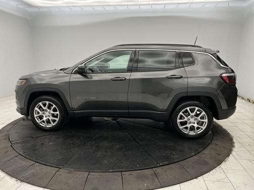Granite Crystal Metallic Clearcoat 2023 Jeep Compass Latitude Lux