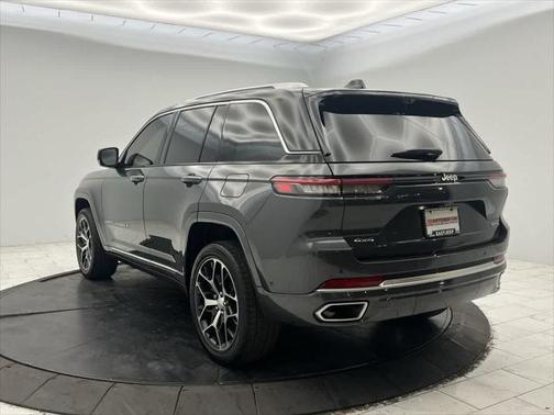 2022 Jeep Grand Cherokee Summit