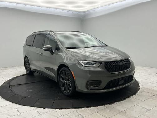 Ceramic Gray Clearcoat 2023 Chrysler Pacifica Touring L