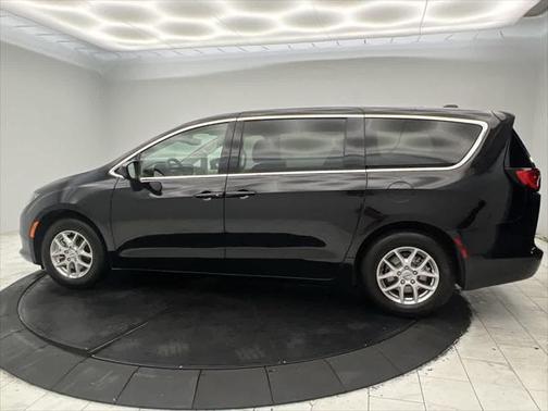 2024 Chrysler Voyager LX