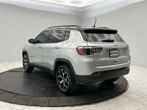 Silver Zynith Metallic Clearcoat 2025 Jeep Compass Limited