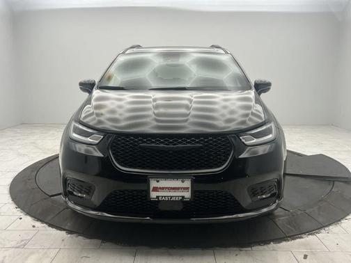 Brilliant Black Crystal Pearlcoat 2024 Chrysler Pacifica Touring L