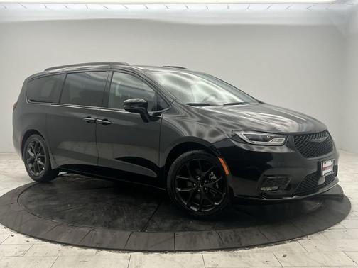 Brilliant Black Crystal Pearlcoat 2024 Chrysler Pacifica Touring L