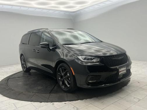 Brilliant Black Crystal Pearlcoat 2024 Chrysler Pacifica Touring L