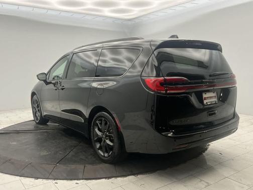 Brilliant Black Crystal Pearlcoat 2024 Chrysler Pacifica Touring L
