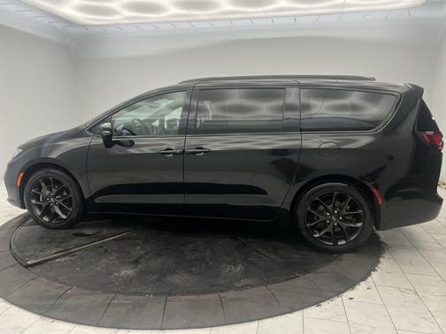 Brilliant Black Crystal Pearlcoat 2024 Chrysler Pacifica Touring L