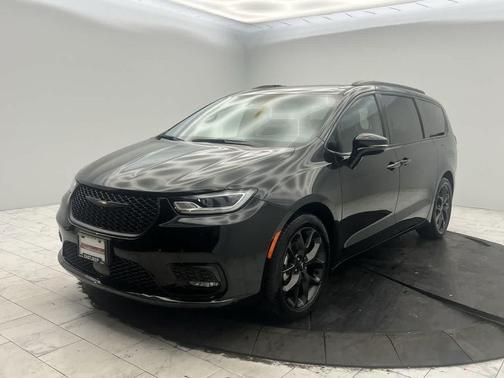 Brilliant Black Crystal Pearlcoat 2024 Chrysler Pacifica Touring L