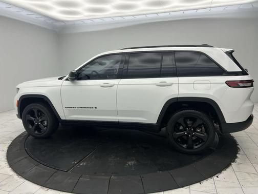 Bright White Clearcoat 2023 Jeep Grand Cherokee Limited