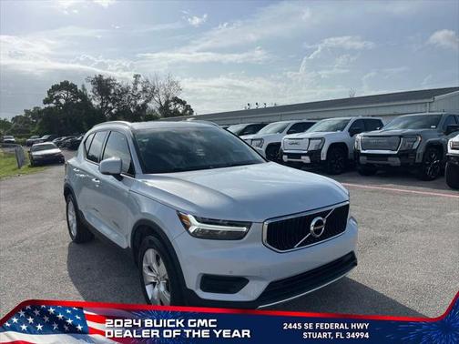 2020 Volvo XC40 T4 Momentum