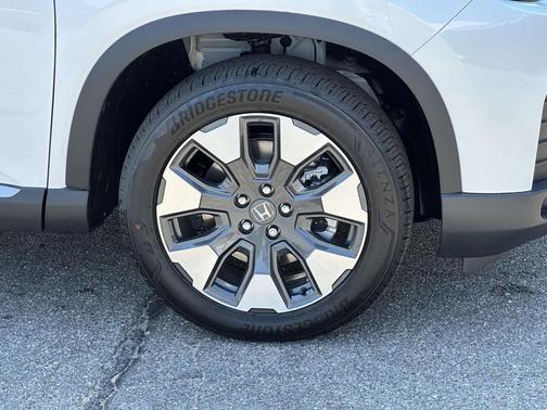 Platinum White Pearl 2026 Honda Pilot Touring 8-Passenger