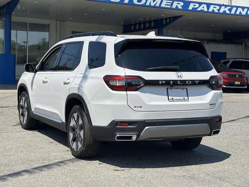 Platinum White Pearl 2026 Honda Pilot Touring 8-Passenger