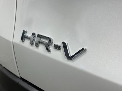 Platinum White Pearl 2027 Honda HR-V LX