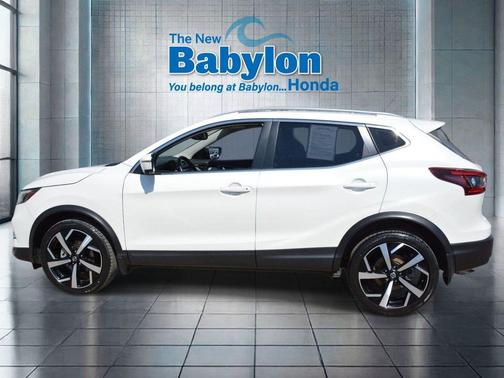 Pearl White Tricoat 2022 Nissan Rogue Sport SL