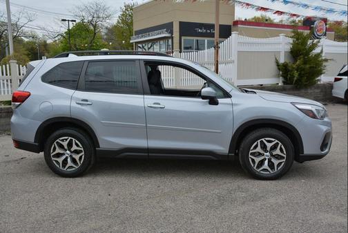 Ice Silver Metallic 2021 Subaru Forester Premium