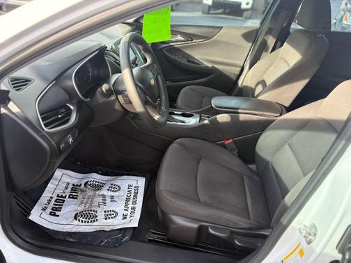 White 2018 Chevrolet Malibu 1LS