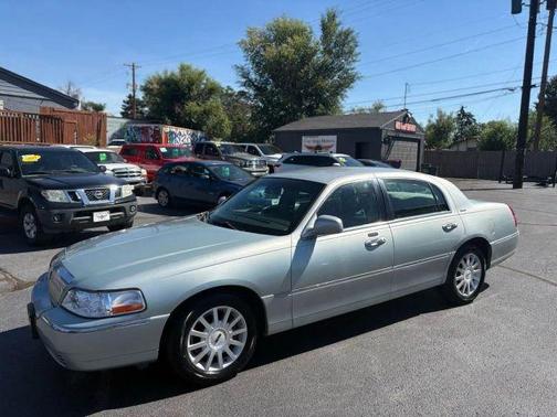 Blue 2007 Lincoln Town Car Signature