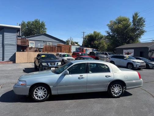 Blue 2007 Lincoln Town Car Signature