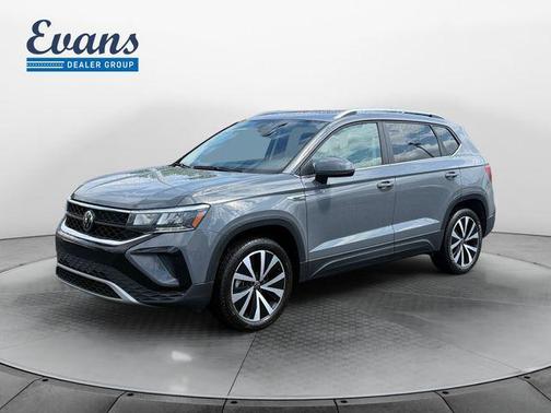 Pure Gray 2024 Volkswagen Taos 1.5T SE