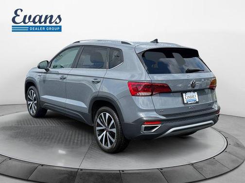 Pure Gray 2024 Volkswagen Taos 1.5T SE