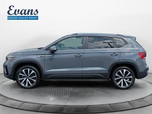 Pure Gray 2024 Volkswagen Taos 1.5T SE