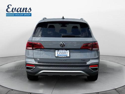 Pure Gray 2024 Volkswagen Taos 1.5T SE