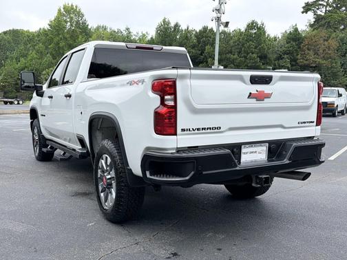 Summit White 2024 Chevrolet Silverado 2500 Custom