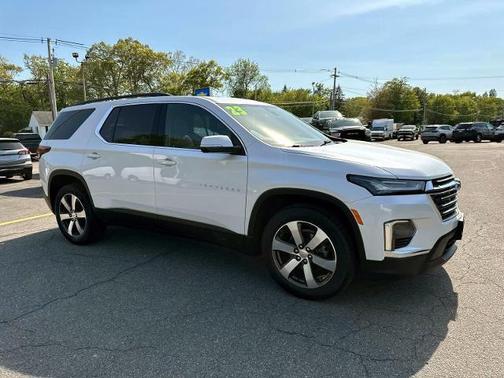 Iridescent Pearl Tricoat 2023 Chevrolet Traverse LT Leather