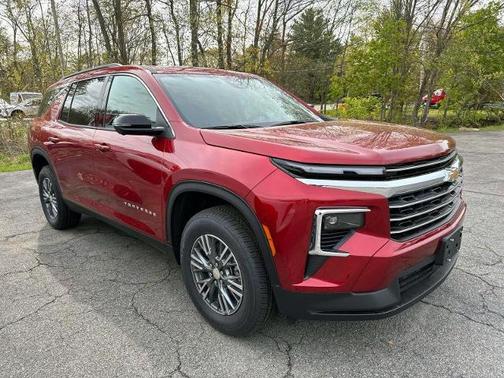 Radiant Red Tintcoat 2026 Chevrolet Traverse LT