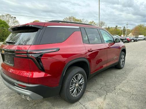 Radiant Red Tintcoat 2026 Chevrolet Traverse LT