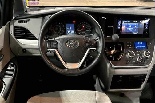2017 Toyota Sienna LE
