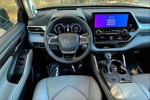 2023 Toyota Highlander Hybrid Platinum