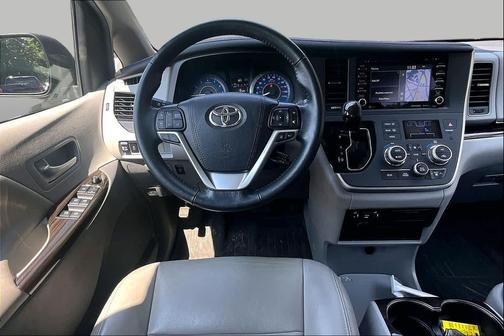 Parisian Night Pearl 2020 Toyota Sienna XLE