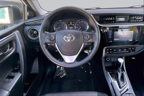 Super White 2018 Toyota Corolla SE