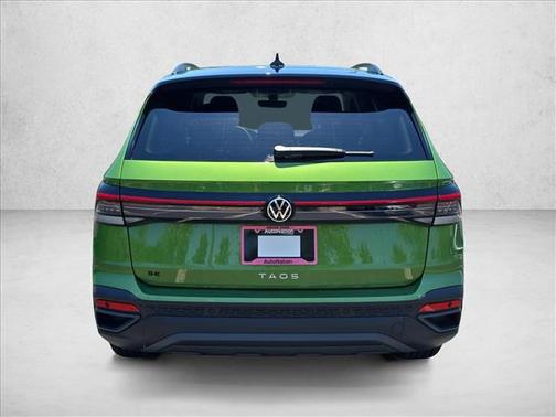 Bright Moss Green Metallic/Deep Black Roof 2026 Volkswagen Taos SE Black