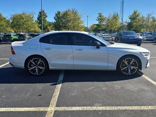 2024 Volvo S60 B5 Plus Dark Theme
