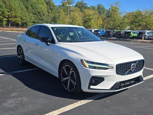 2024 Volvo S60 B5 Plus Dark Theme