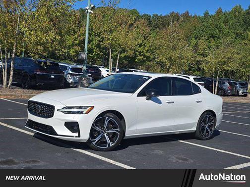 2024 Volvo S60 B5 Plus Dark Theme